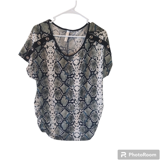 Per Seption Concept Tops - Per Seption Concept green and black snake print blouse. Size XL.